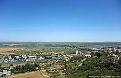 Vista do Monte do Senhor da Boa Morte. Na parte inferior, as ruínas da Quinta da Fábrica e o aglomerado urbano. Entre a autoestrada e o rio Tejo observa-se a zona do Porto e Cais de Povos. Do lado direito da ponte, a cidade de Vila Franca.