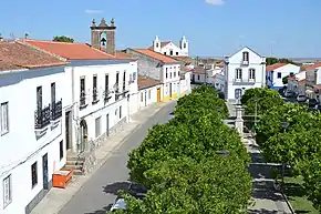 Vista sobre a Praça 25 de Abril, em Vila de Frades