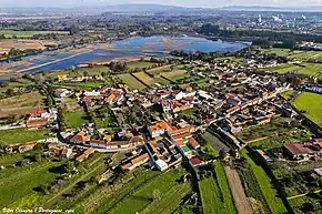 Vilarinho em primeiro plano, povoação da Freguesia de Cacia