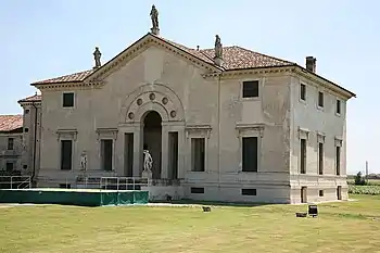 Villa Pojana, Pojana Maggiore, com a típica janela palladiana servindo como pórtico de entrada