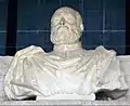 O busto de Bonifacio Pojana, o responsável pela encomenda da villa, posto sobre a porta de entrada, talvez obra de Bartolomeo Ridolfi, autor dos estuques.