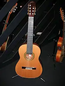 Violão de sete cordas em exposição