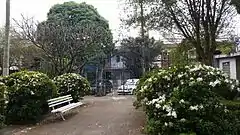 Visão do portão ornamentado do Internato (do ponto de vista da porta de entrada do edifício)