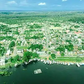 Vista aérea da cidade de Maués em 2015