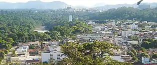 Vista do bairro Cariru em destaque a partir do bairro Castelo, podendo ser notados também o Parque Estadual do Rio Doce e o rio Piracicaba à esquerda, bairro Bela Vista ao fundo no centro e Hospital Márcio Cunha ao fundo à direita.