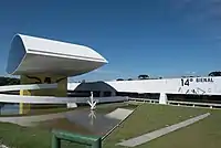 Vista da fachada do Museu Oscar Niemeyer, em Curitiba, ao longo da 14ª Bienal de Curitiba, realizada em 2019.