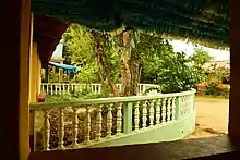 Vista do interior da casa, com cajazeira sagrada centenária, dedicada a Noche Naé, mãe de todos os voduns.