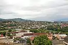 Vista do bairro Ideal (em primeiro plano) com o Esperança ao fundo (morro em segundo plano).