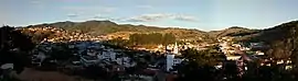 Vista panorâmica de parte da cidade de Coluna, com a serra da Coluninha ao fundo