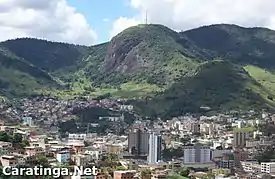 A cidade aos pés da Pedra Itaúna