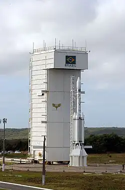 O VLS-1 V3 em sua plataforma móvel de lançamento no Centro de Lançamento de Alcântara