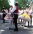 Húngaros na Vojvodina, bailando a csárdás.