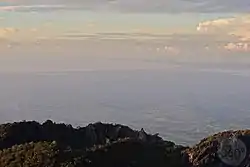 O oceano Pacífico e a península de Burica vistos do cume do vulcão.