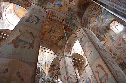 O interior da Catedral de Vologda, Rússia, está pintado com murais.