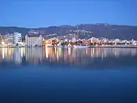 Vólos a beira-mar à noite.