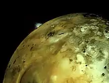 Coluna de erupção do vulcão Loki Patera, atingindo 160 km de altitude sobre o limbo de Io