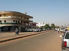 Vista da rua principal em Wa