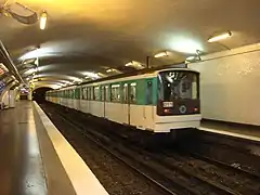 Um trem MF 67 deixa a estação.