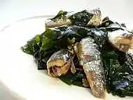 Um prato japonês com alho, wakame, molho de soja e "óleo de saldina"