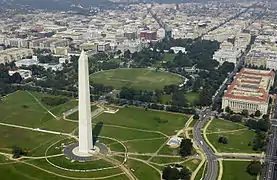 Vista do monumento de 2003, cercada por um anel de Jersey barrier. A Casa Branca é visível no canto superior direito. O Lincoln Memorial está além do quadro, à esquerda.
