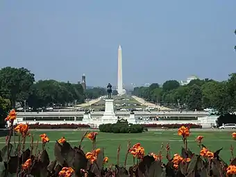 Grant Memorial visto do leste com o National Mall ao fundo