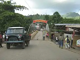 Ponte e entrada de Waslala, em 2008.