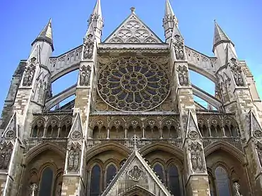 O transepto gótico da Abadia de Westminster (sécs. XIII e XIX) está decorado por camadas de detalhes arquitetônicos como tracerias, arcarias e estátuas.