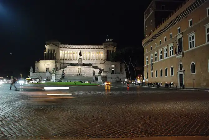 Mesma imagem hoje, com o Vittoriano no fundo depois da Piazza Venezia. O Palazzo Bolognetti-Torlonia, que ficava à esquerda, foi demolido em 1911.