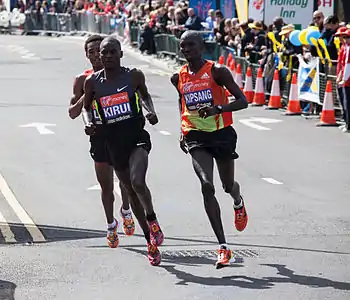Wilson Kipsang, o vencedor de 2012, com mais dois quenianos em direção à linha de chegada.