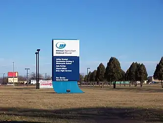 Placa na frente do terminal de passageiros