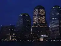 Os prédios vistos do Rio Hudson de noite