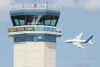 Nova torre de controle de tráfego aéreo com um A380 em segundo plano