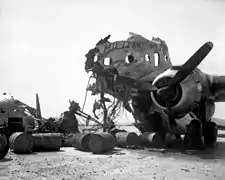 Destroços do C-54 destruído no solo por caças norte-coreanos, junho de 1950