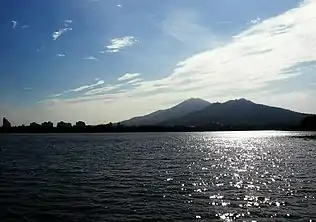 Lago Xuanwu com a Montanha Púrpura no fundo