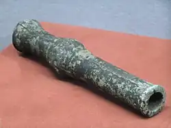 Antigo canhão de mão chinês.