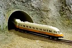 Diorama de um trem saindo de um túnel na escala ZZ.