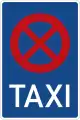 rechteckiges Schild mit blauem Grund, das oben einen roten Kreis zeigt, der durch zwei rote Diagonalen in vier Viertel geteilt ist, darunter in weißer Schrift "TAXI"