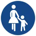 rundes Schild mit weißen Fußgängern (Mutter mit Kind an der Hand) auf blauem Grund