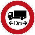 Lastwagen, direkt darunter zwei nach außen zeigende Pfeile mit der Aufschrift "10 m"