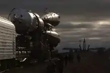 A nave e o foguete sendo transportados para a torre de lançamento.